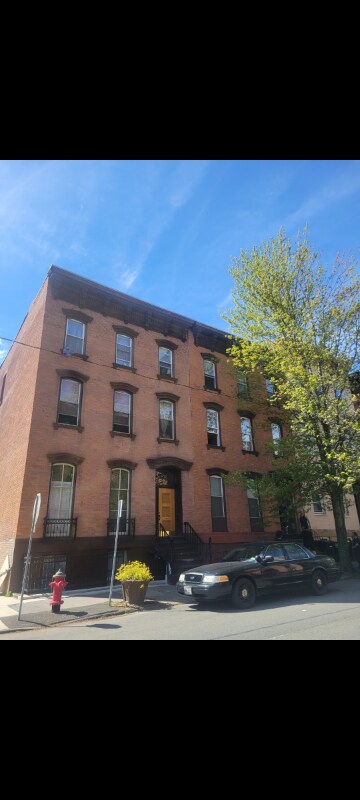 Building Photo - 155 1st St
