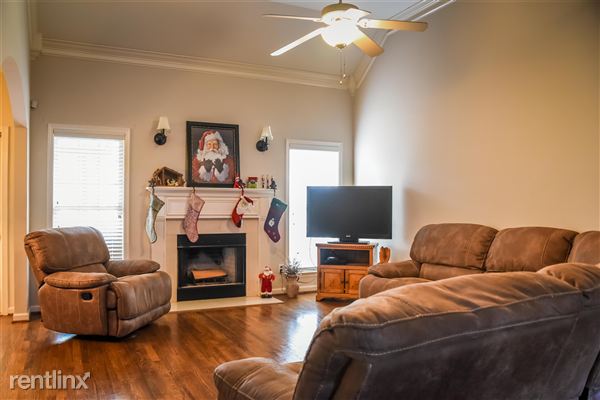 Building Photo - 1005 Creekview Cir