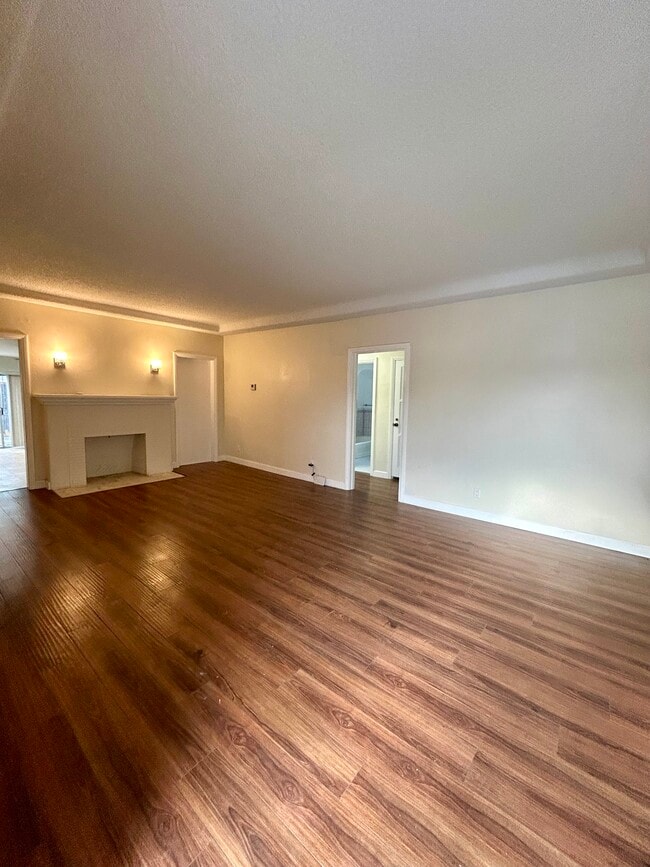 Living room - 2725 W 81st St