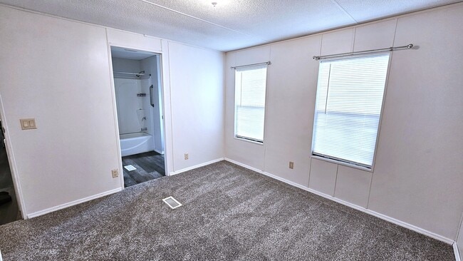 Building Photo - 7440 Land Dr