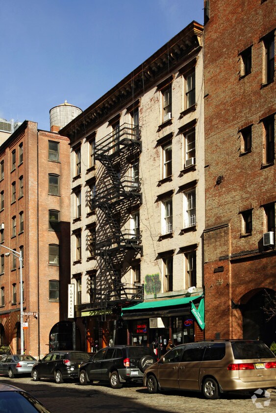 Building Photo - 49 Beach St