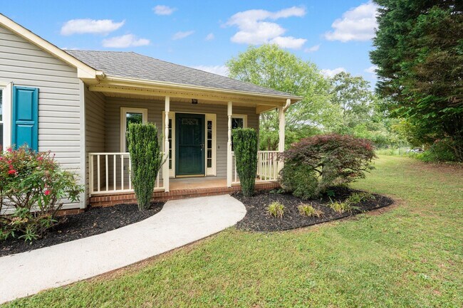 Building Photo - 3BR, 2BA Ranch Home with 2 Car Garage Situ...