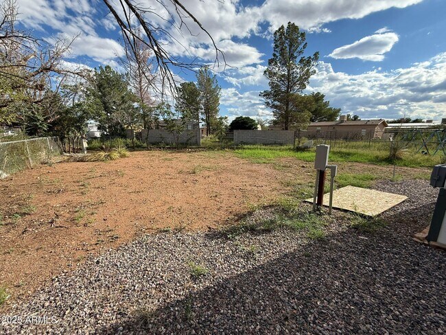 Foto del edificio - 2303 E Carnation St