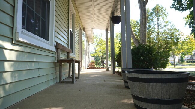 Building Photo - 414 Lakeview Dr