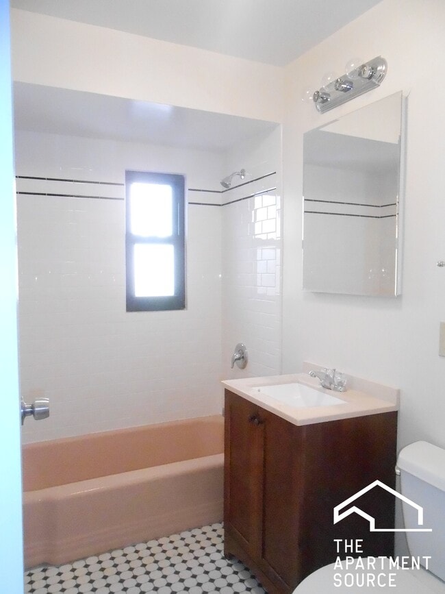 Building Photo - 1644 W Sherwin Ave