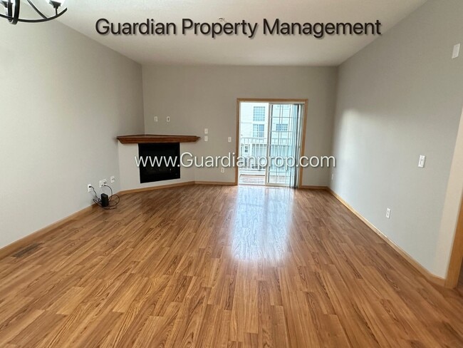 Building Photo - Maple Grove Town Home, 2 Car Garage, W/D, Balcony, Dishwasher, Avail June/July