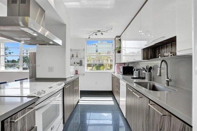 Foto del edificio - 9180 W Bay Harbor Dr