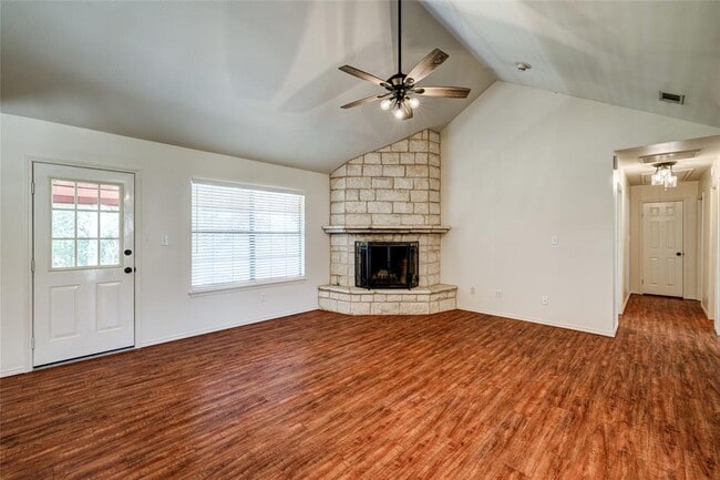Building Photo - 100 Live Oak Dr