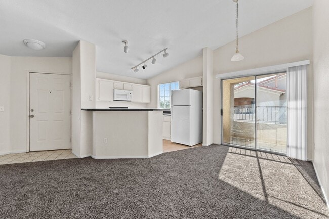 Foto del edificio - 2nd Floor Condo in a Gated Northeast Commu...
