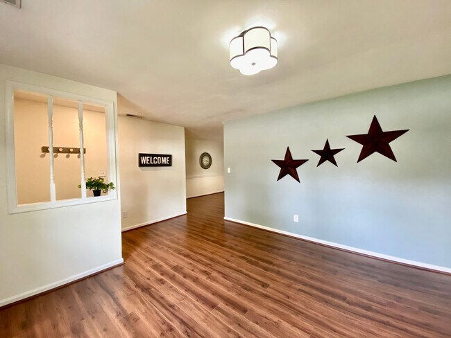 Foto del edificio - Charming Ranch-Style Home With Garage Avai...
