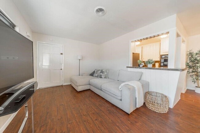 Foto del edificio - 4723 Merwin St