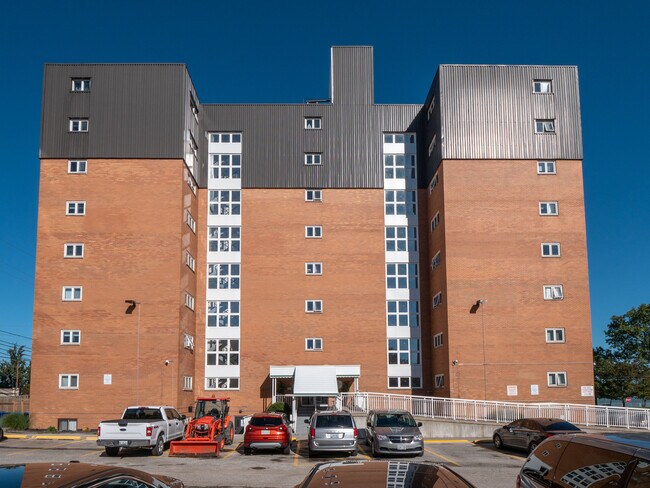 Photo du bâtiment - Buckingham Tower Apartments