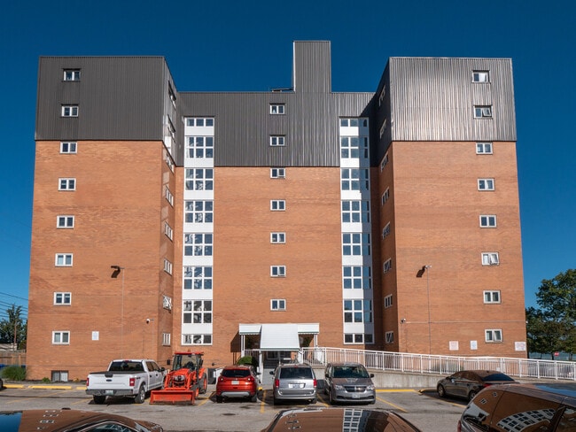 Photo du bâtiment - Buckingham Tower Apartments