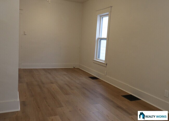 Building Photo - Updated 3 (+2) bed house!