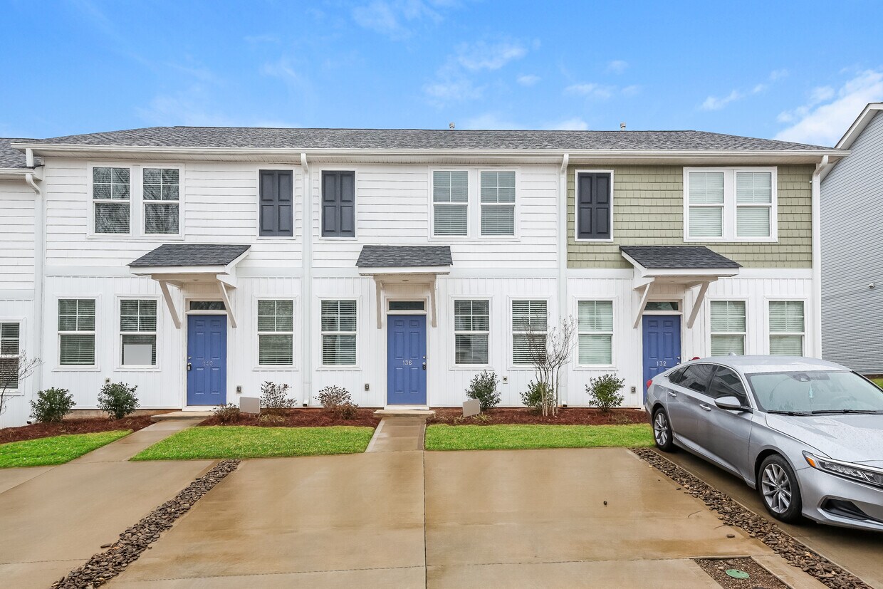 Primary Photo - 136 Valley Creek Dr, Boiling Springs, SC