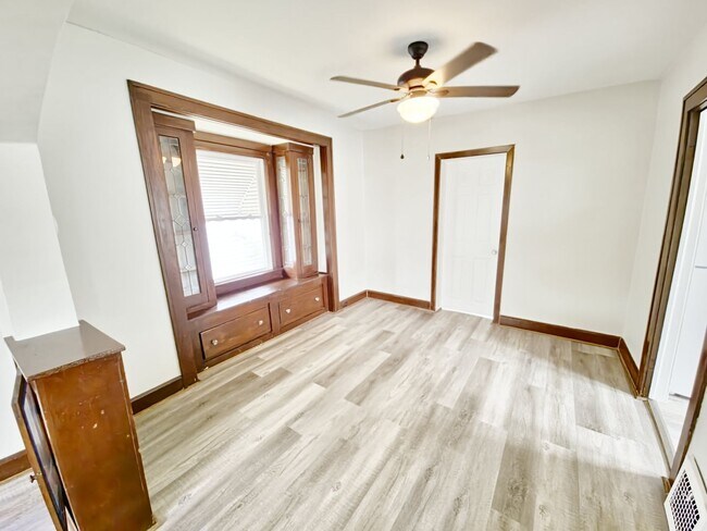 Building Photo - 3 bed, large backyard entertainment space
