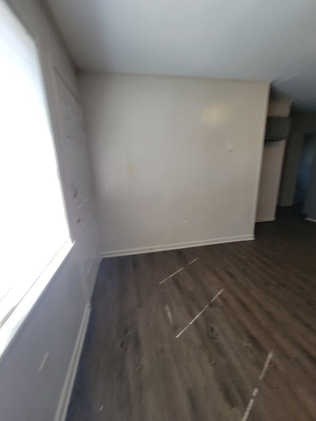 Building Photo - 3 bedroom 1 bathroom $300 OFF 1ST MONTH SPECIAL