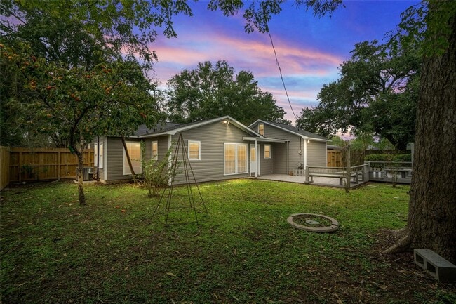 Building Photo - 1110 Woods Dr