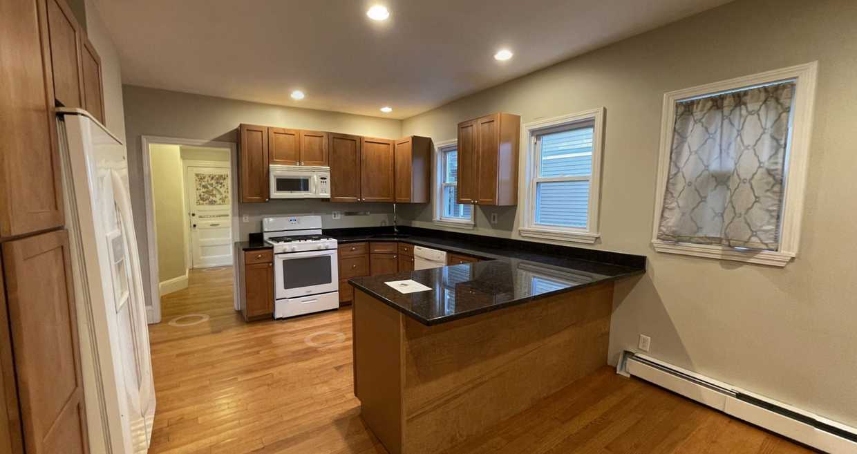 Foto principal - 9/1 Renovated top floor 1BR in Cleveland C...