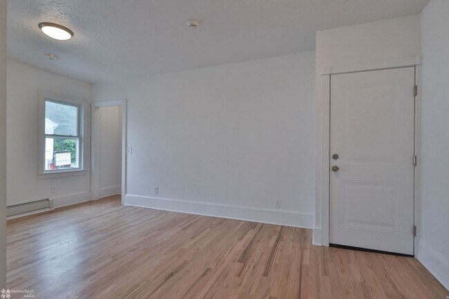 Building Photo - Brand-new renovated apartment with high en...