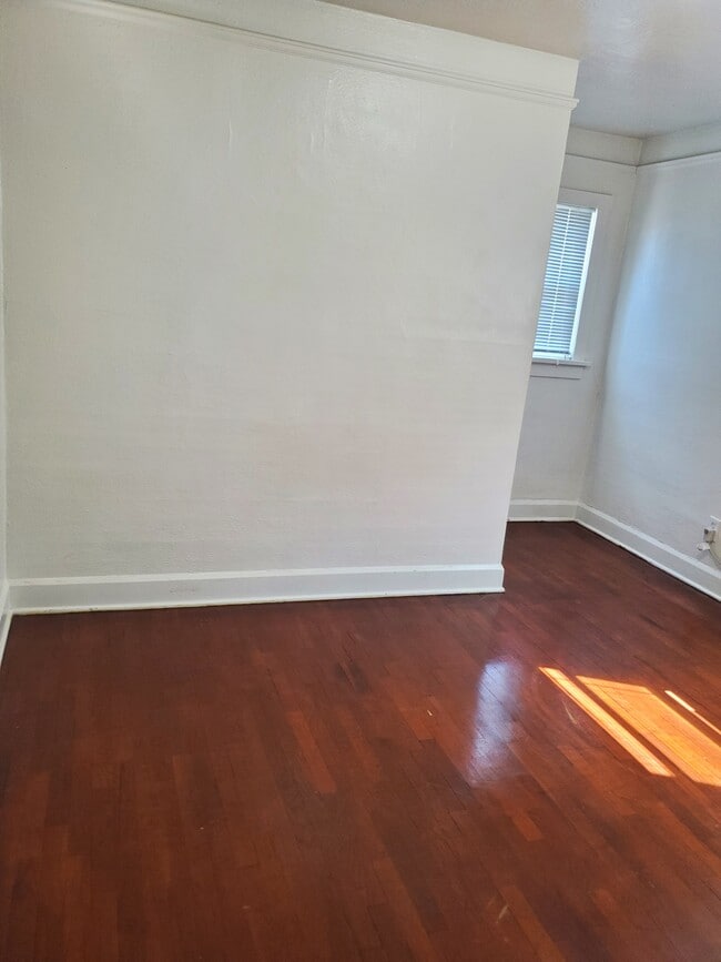 Building Photo - 806 Tieton Dr