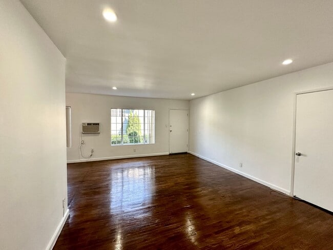Interior Photo - 3409-3419 Club Dr