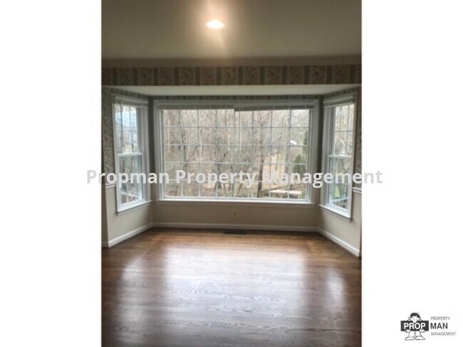 Foto del edificio - 3500 sq ft in sought-after Franklin Farm!