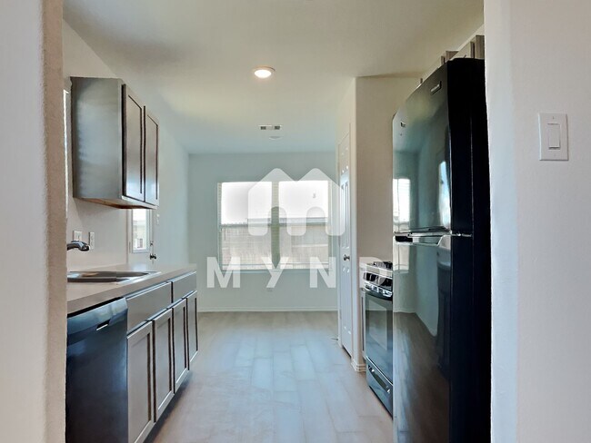 Foto del edificio - 14506 Broadbury Pond Rd