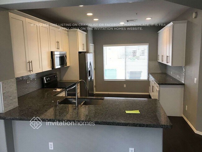 Building Photo - 6614 W Honeysuckle Dr