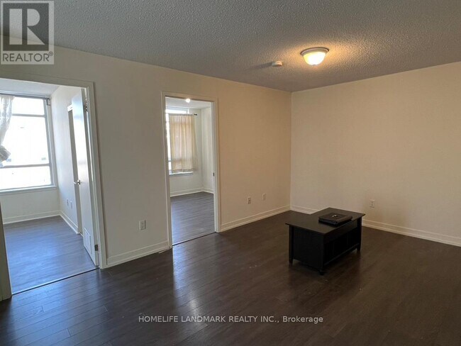 Photo du bâtiment - 812 Lansdowne Ave