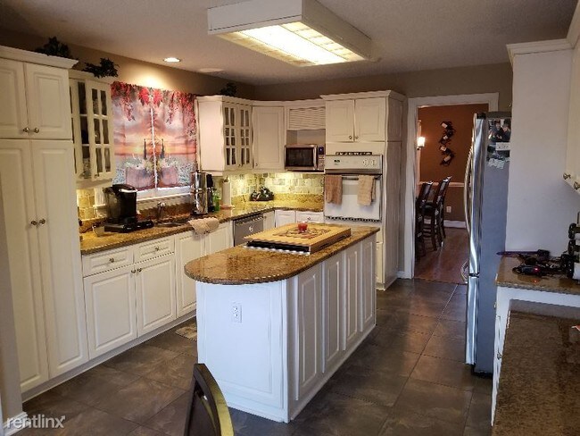 Building Photo - 8139 Camelia Ln
