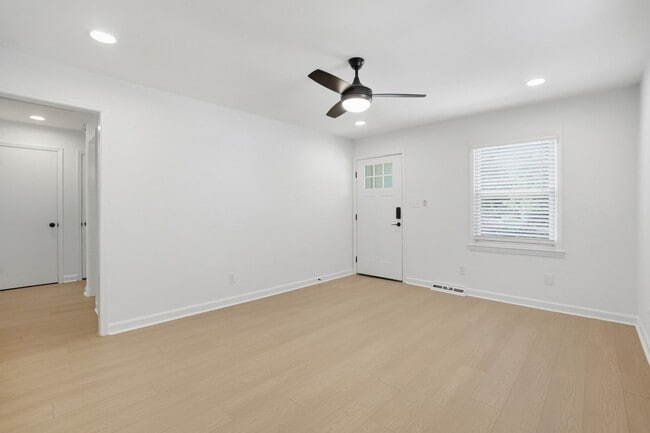 Foto del edificio - (Coming Soon) Beautifully Renovated 3-Bedroom with Fenced in Yard