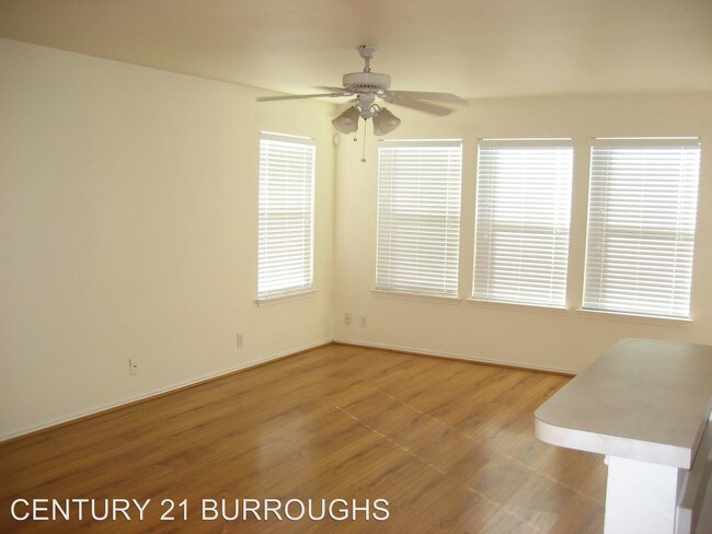 Foto del edificio - 6822 Grapevine Lk