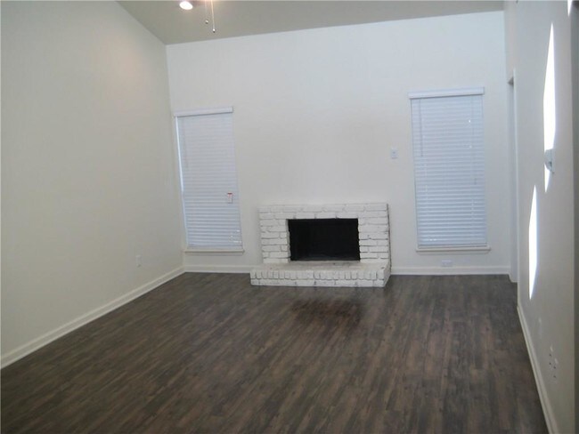 Foto del edificio - 5851 Phoenix Dr