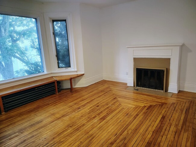 Building Photo - 301 Rue Wilbrod St