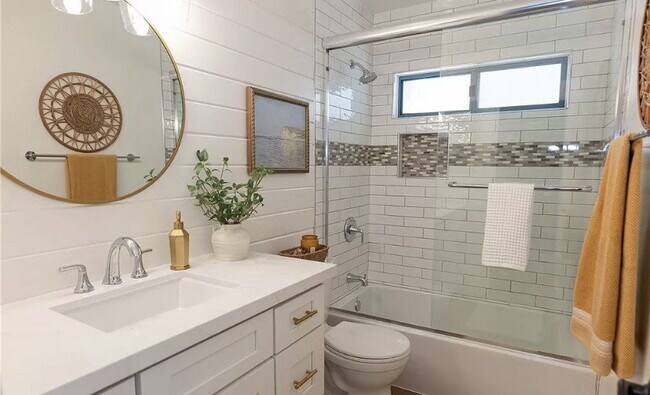 Foto del edificio - Located on a quiet, tree lined street in t...