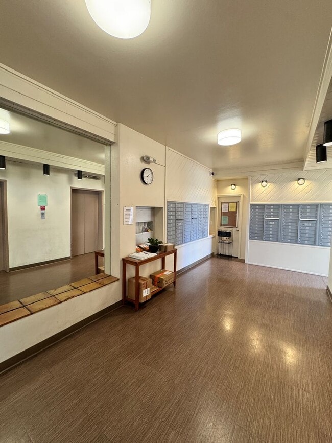 Building Photo - Bright and Breezy 2 bed, 1.5 bath, 1 parking top floor condo in Makiki!!