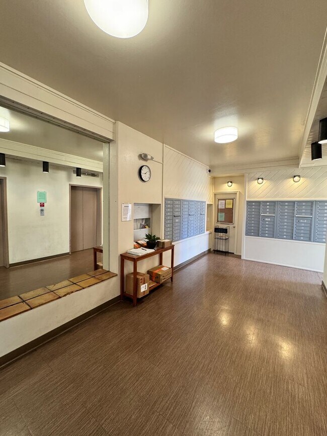 Foto del edificio - Bright and Breezy 2 bed, 1.5 bath, 1 parking top floor condo in Makiki!!