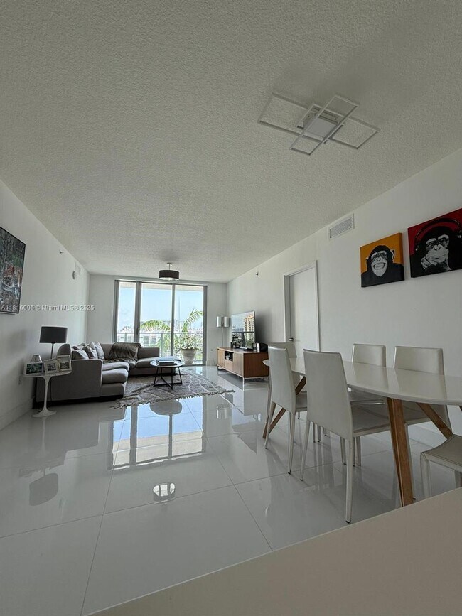 Foto del edificio - 300 Sunny Isles Blvd