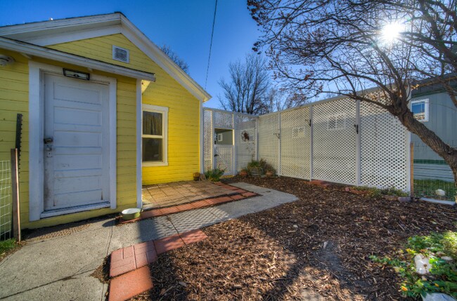 Foto del edificio - 318 First Ave E