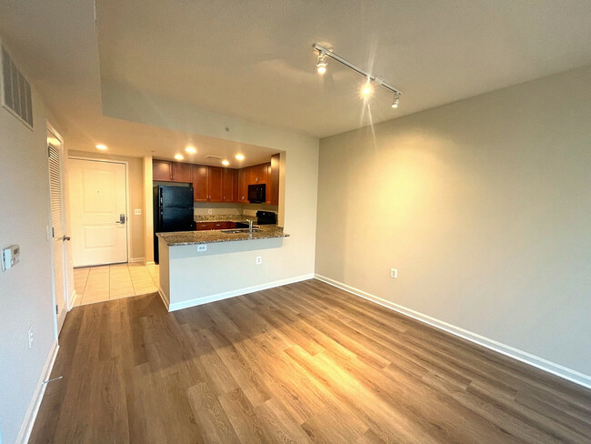 Apartment 712 With New Wood-Style Flooring - Meridian at Grosvenor Station