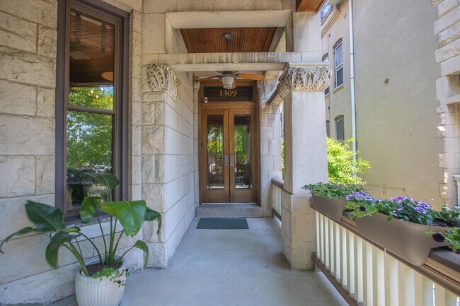 Foto del edificio - Kenyon St NW 1309