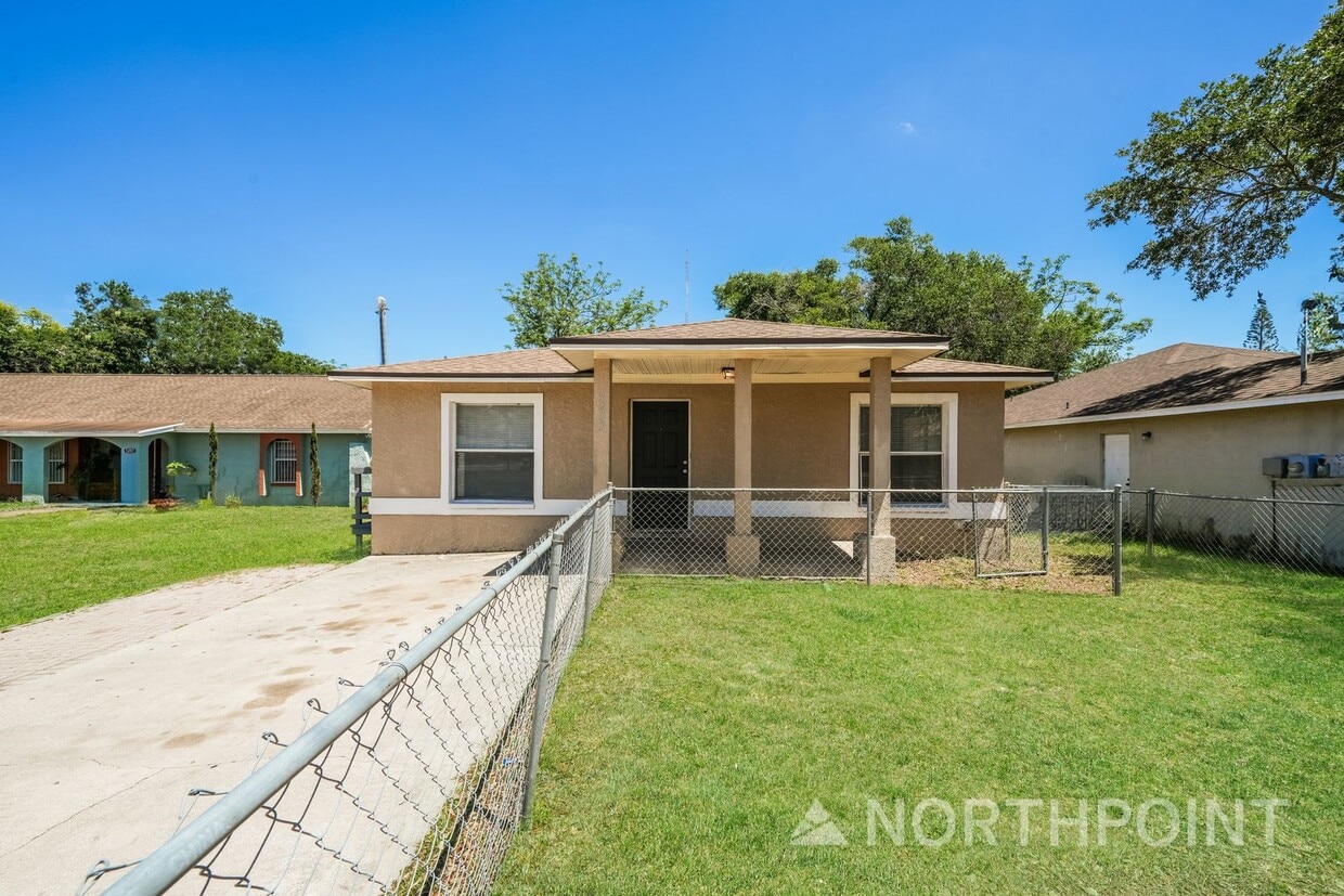 Newly Renovated Single Family Home | 4 BR/2BA | Partially fenced front yard - Newly Renovated Single Family Home | 4 BR/2BA | Partially fenced  front yard