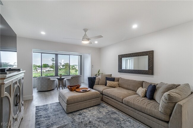 Foto del edificio - 7402 Lake Breeze Dr