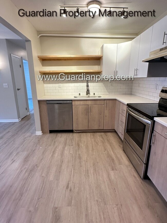 Foto del edificio - Champlin 3 Bedroom, Excellent Condition, AC, Garage Available, Balcony, Heat Paid