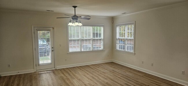Building Photo - Darling 2br/2.5ba end unit townhome in Exc...