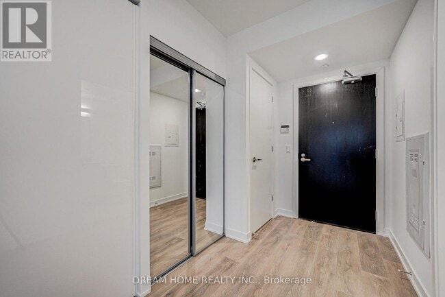 Building Photo - 501 Yonge St