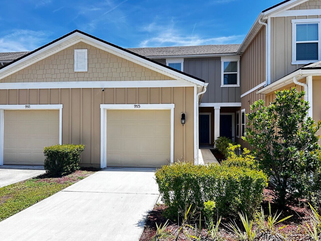 Primary Photo - Immaculate 2/2.5 with the garage in the he...