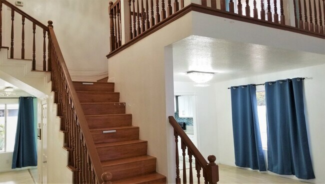 Foto del edificio - 4 Bedrooms, 3 Baths, 2,809 sq. ft. Home in Canoga Park