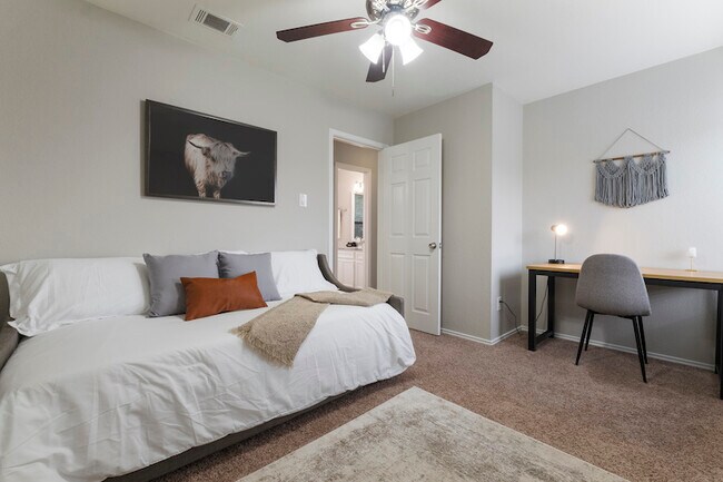 Building Photo - 2216 Silverleaf Ln
